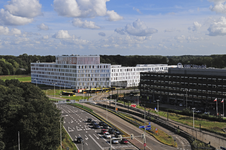 900316 Gezicht op het Prinses Máximacentrum voor kinderoncologie (Heidelberglaan 25) te Utrecht, vanaf het bovenste dek ...